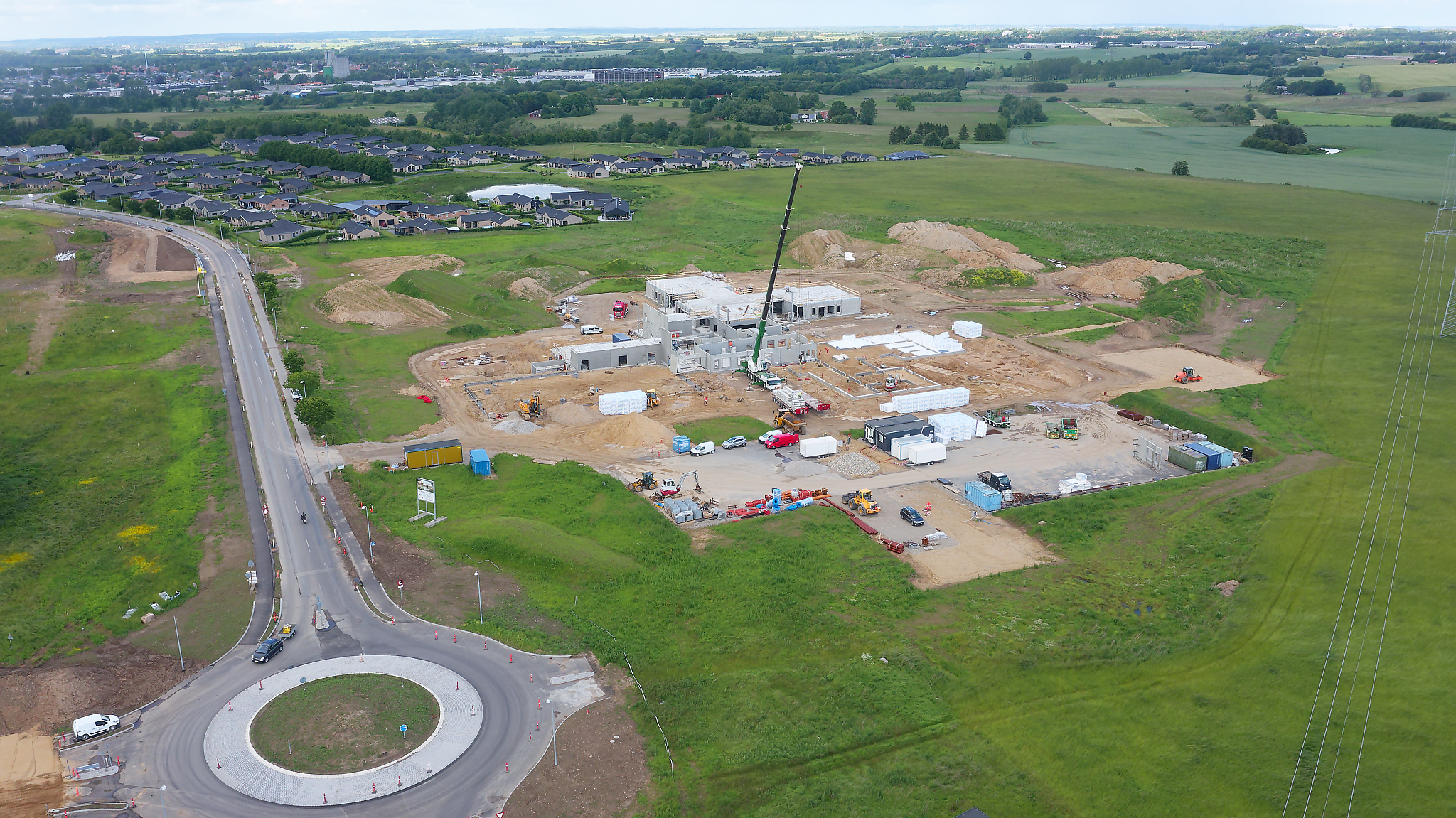 Dronefoto af byggepladsen med Hørning i baggrunden.